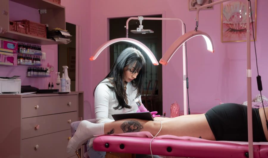 Kursantka Wyzwania Tatuowanie przy pracy
